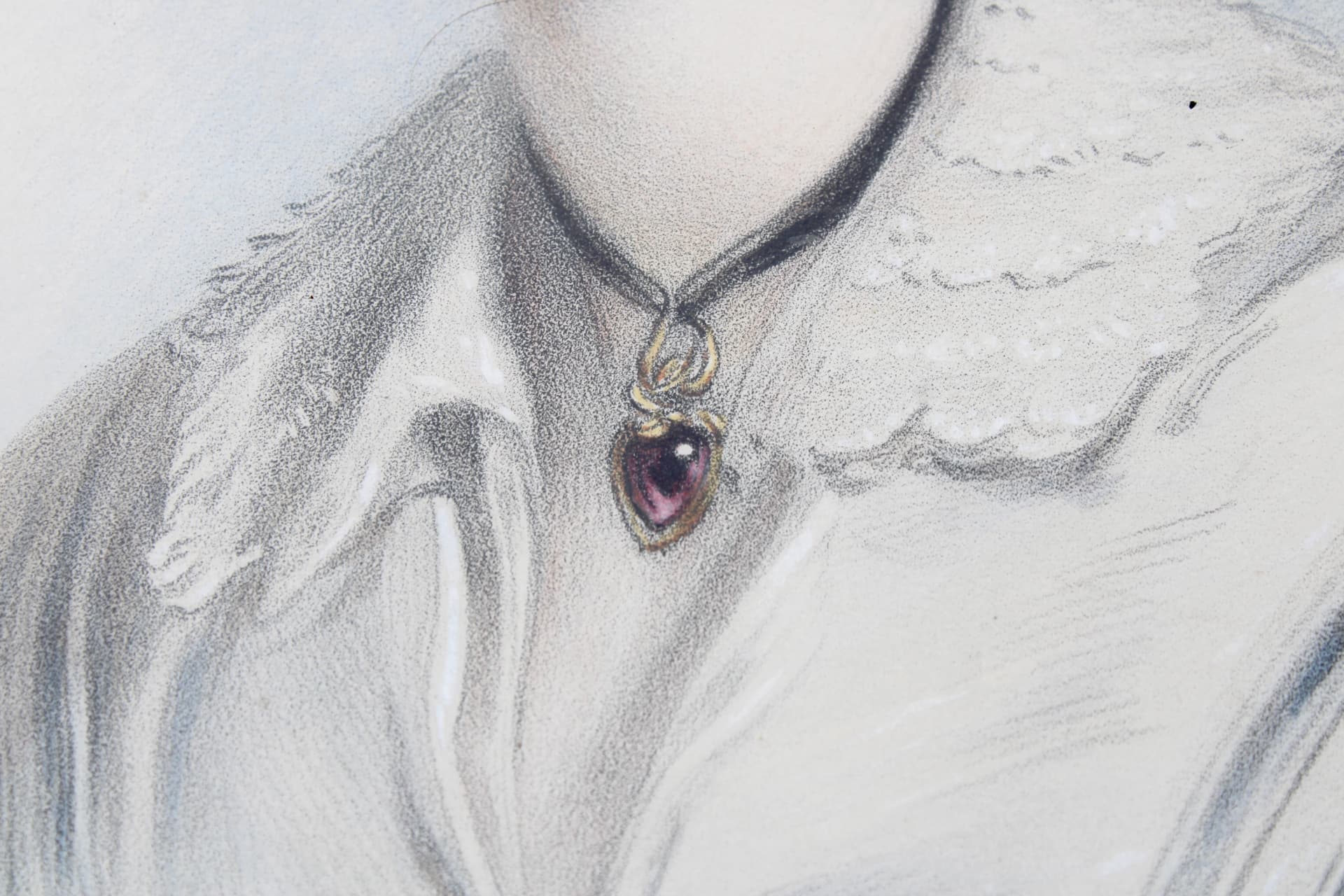 Detail of the necklace and lace collar